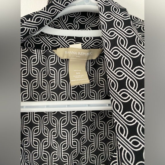 Banana Republic Chain Mail Sleeveless Blouse with Bow tie Size Medium. - Picture 3 of 5